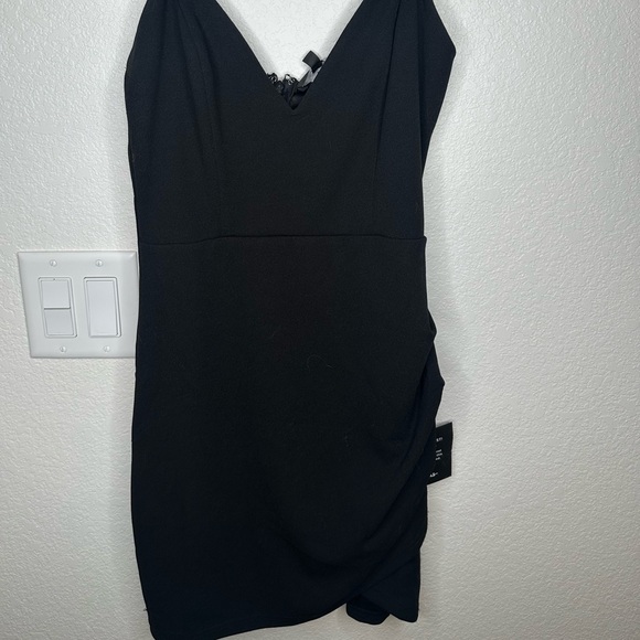 Elegant Black Dress with Silver Straps - Picture 3 of 5